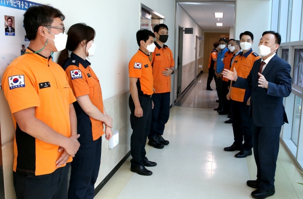 대전동부소방서 위문한 설동호(오른쪽) 대전시교육감.