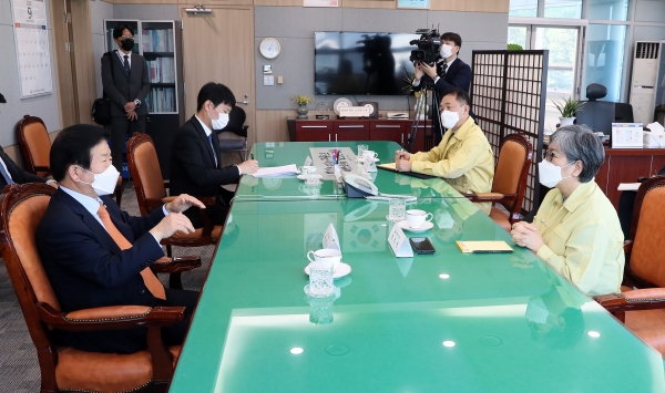 박병석 국회의장은 21일 충북 오송에 있는 질병관리청을 방문해, 정은경 청장과 환담을 나눴다.