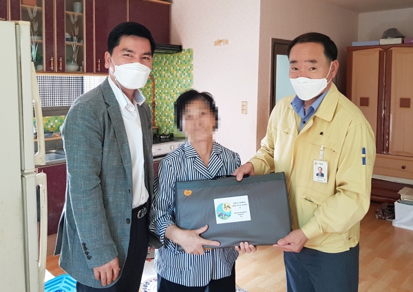 태안읍지역사회보장협의체 ‘추석맞이 사랑의 선물세트’ 전달 모습.