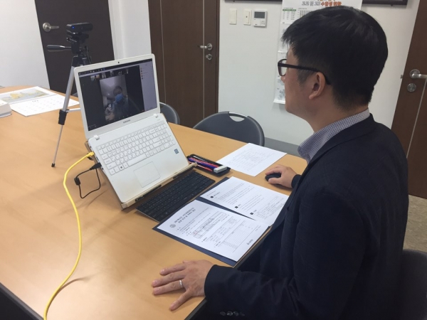 은웅 한남대 입학홍보처장이 21일 오후6시 온라인을 통해 시민공정성 감시단 위촉식을 개최하고 활동일정을 공유하는 시간을 갖고 있다.