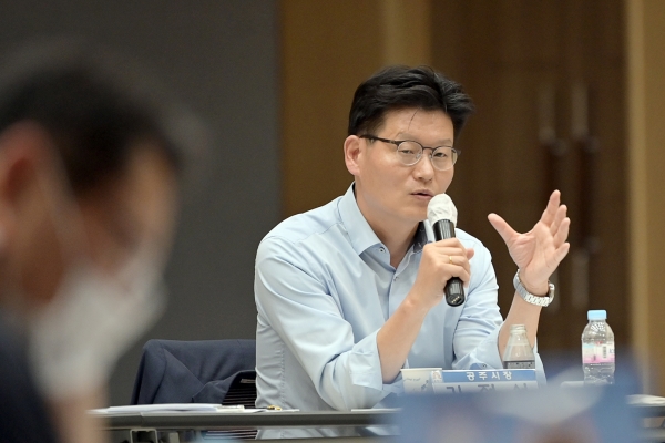 지난 21일 고마 컨벤션홀에서 신바람 정책톡톡 청년과 함께하는 난상토론회 개최