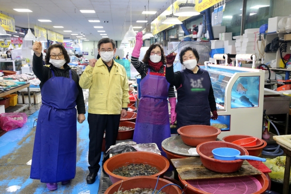 지난 3월 코로나19로 폐쇄됐던 서천특화시장 상인들을 격려하기 위해 방문한 노박래 군수