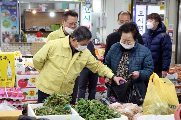 지난 3월 코로나19로 폐쇄됐던 서천특화시장 상인들을 격려하기 위해 방문한 노박래 군수