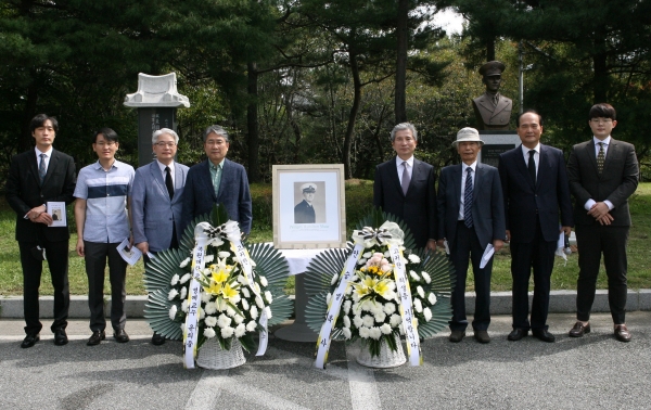 22일 목원대학교 채플 기념동산에서 열린 ‘윌리엄 해밀턴 쇼 대위 전사 70주년 추모예배’에서 권혁대 총장(오른쪽 네 번째) 등 대학 관계자들이 기념촬영을 하고 있다.