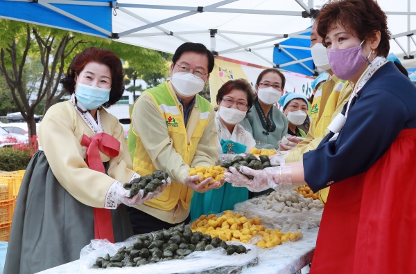 22일 청사 광장에서 민족 고유의 명절인 추석을 맞아 어려운 이웃과 함께하는 ‘사랑의 송편 나눔’ 행사 전개