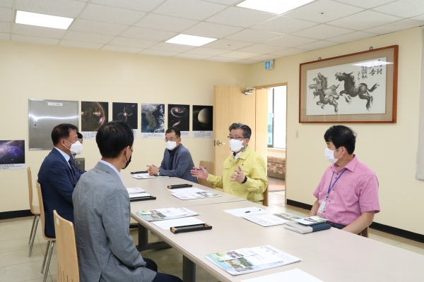 22일 정용래 유성구청장이 장애인복지시설인 성세재활원을 방문해 시설 종사자들의 애로사항을 청취하고 있다.