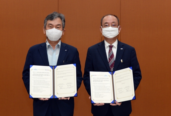 연구협력 협정 체결을 하고 있는 항우연 임철호 원장(왼쪽)과 ETRI 김명준 원장.