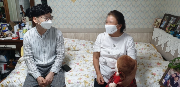 AI 돌봄로봇 효순이 보급가정을 방문한 전병관 과장(왼쪽)이 어르신과 대화를 나누고 있다.