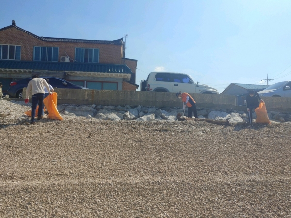 용무치항 일원에서 해양쓰레기를 수거하고 있다.