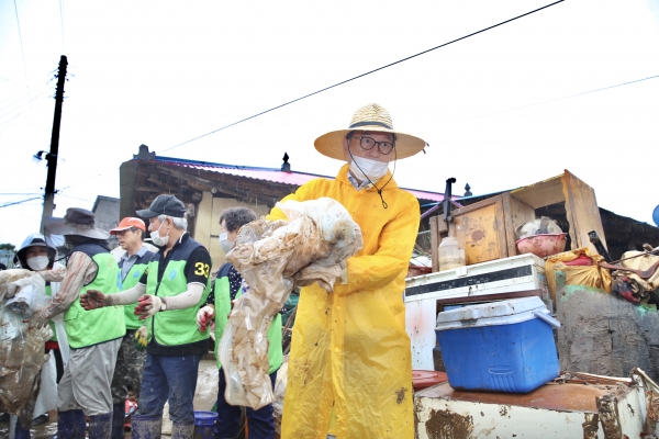 천안시청 공무원이 집중호우에 따른 광기천 하천피해에 대한 조사를 진행하고 있다.