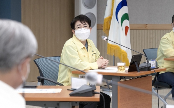 23일 박정현 구청장이 추석 명절을 앞두고 사회복지시설 위문과 코로나19로 인한 애로사항을 청취하기 위해 간담회 개최