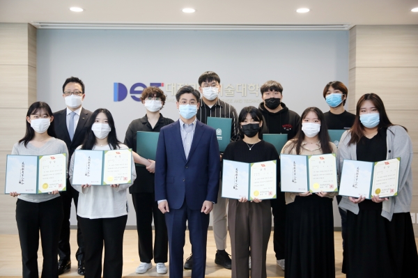 제10회 대한민국 호국미술대전에서 디자인부문 우수상, 특선, 입선 등에 선정되는 쾌거를 올렸다.