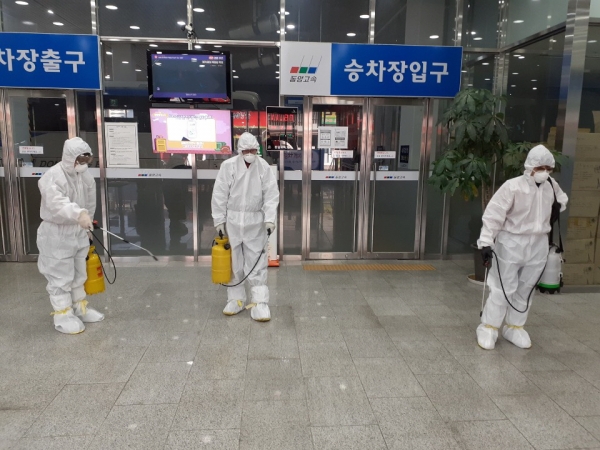 다중이용시설에 대한 방역·소독을 진행하고 있다.