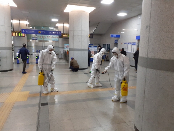 다중이용시설에 대한 방역·소독을 진행하고 있다.