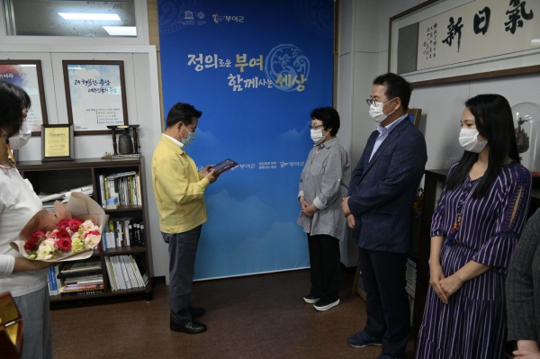 ​유공자 표창 전수 장면​