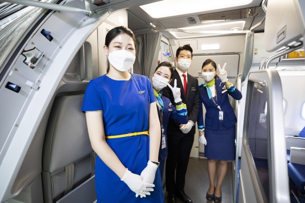 지난 23일 김해국제공항에서 에어부산이 마련한 ‘승무원 체험 비행 프로그램’에 참여하고 있다.