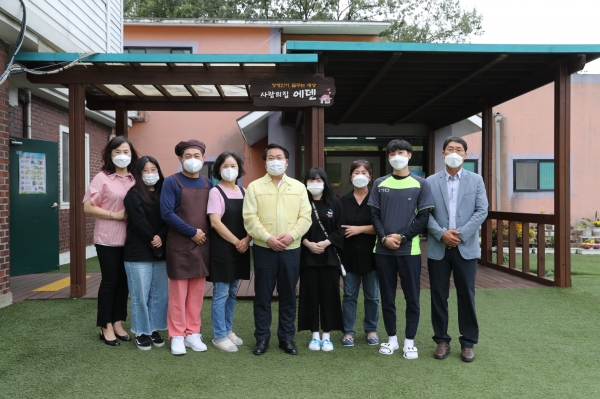 오세현 시장이 사랑의 집 에덴 직원들과 기념사진을 찍고 있다.