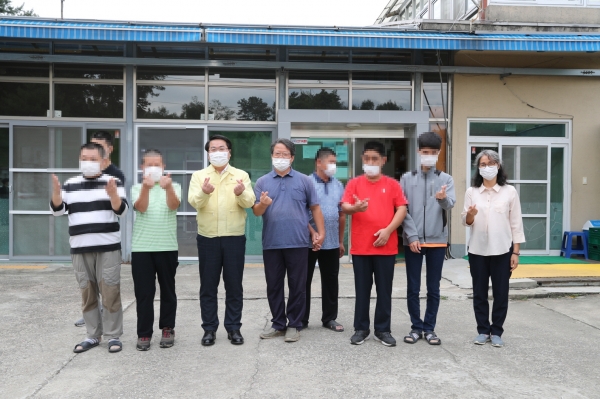 오세현 시장이 온유한집 직원 및 거주인들과 기념사진을 찍고 있다.