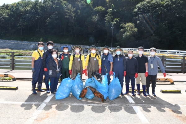 24일 뿌리공원 만성교 인근 하부하천 청소를 마친 박용갑 중구청장(왼쪽부터 여섯번째)과 직원들