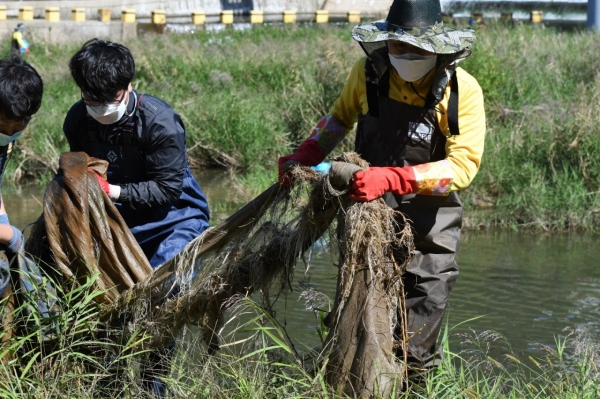 24일 뿌리공원 만성교 인근 하부하천을 청소하는 박용갑 중구청장