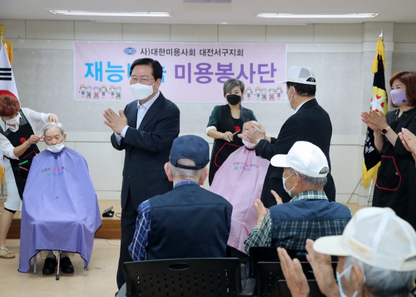 24일 서구 보훈회관에서 재능기부 미용봉사단(단장 신관순)에 이발기 등 미용 물품을 지원했다.