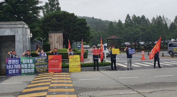 한국원자력연구원 노동조합이 정문 앞에서 TM 중단과 직원 의견 반영을 요구하고 있다.