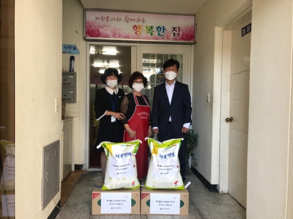 직원 성금 모아 추석명절 맞이 위문/ 가장 오른쪽 총무팀장님(구기래)