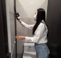 시 관계자가 유동인가 많은 공중화장실의 불법촬영카메라 설치 여부를 점검하고 있다.