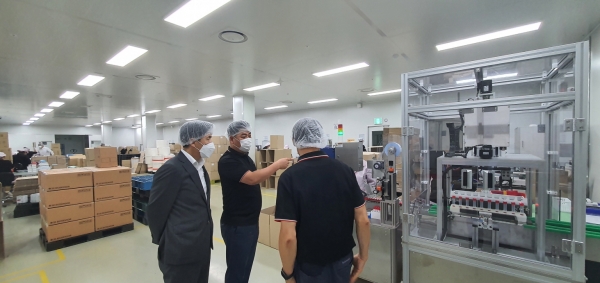 한밭대 최병욱 총장(사진 왼쪽)이 ㈜에프에이를 방문하여 남윤제 대표(가운데)로부터 생산설비 및 제품에 대한 설명을 듣고 있다.