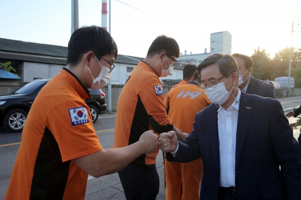 명절을 맞이해 군경위문 중인 노박래 군수