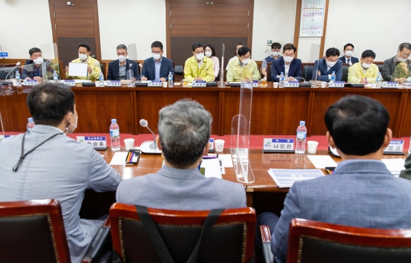 지난 24일 군청 상황실에서 폐광지역 주민과 해당 분야 전문가 등이 참석한 가운데 두 곳에 대한 ‘관광자원화 방안 타당성 검토 용역’ 착수보고회