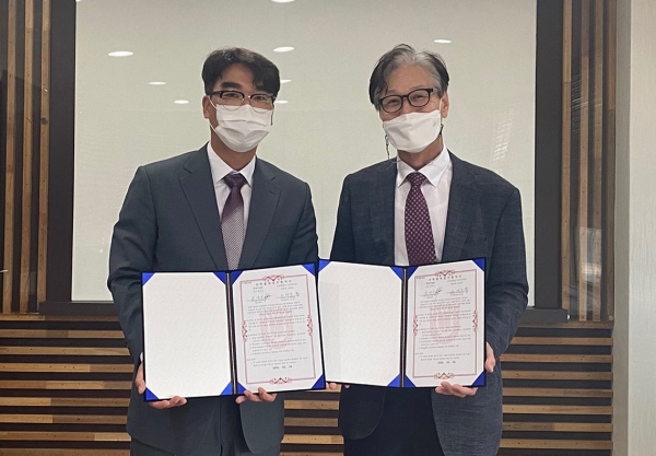 25일 오전 흥일기업㈜ 서울사무소에서 열린 목원대 IT융합전자공학과·흥일기업㈜ 산학협약식에서 윤수근 흥일기업㈜ 사장(왼쪽)과 고대식 IT융합전자공학과 학과장이 각각 서명한 산학협력업무협약서 들고 기념촬영