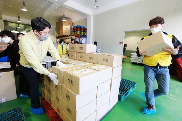 25일 맹정호 서산시장이 정 나눔 키트(꾸러미) 포장 작업하는 장면