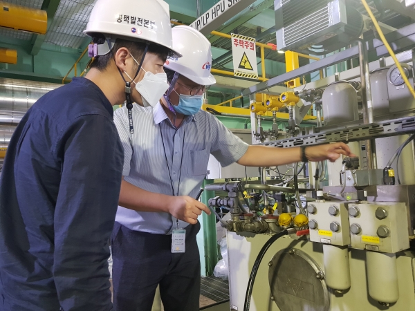 평택2복합 발전설비 계획예방정비공사 현장에서 설비담당자가 중소기업 관계자에게 국산화 대상 설비에 대해 설명을 하고 있다.