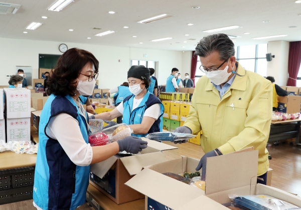 25일 노은1동 행정복지센터에서 정용래 유성구청장이 자원봉사자들과 함께 어려운 이웃에게 전달할 명절음식과 마스크세트를 포장하고 있다