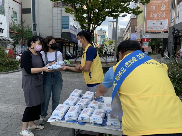 25일 공감 광장에서 관평동 지역사회보장협의체가 주민자치위원회, 유성구노인복지관과 함께 어려운 이웃 발굴을 위한 캠페인을 실시