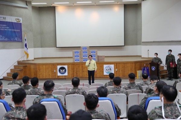 오세현 아산시장이 32사단 아산대대를 방문해 감사의 인사를 전하고 있다.