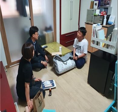 이종택 복지문화국장이 소외계층을 방문해 복지 상담을 하고 있다.