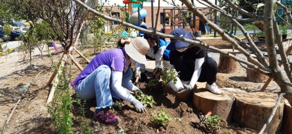 시민정원사들을 비롯한 참여자들이 작은 정원쉼터를 조성하고 있다.
