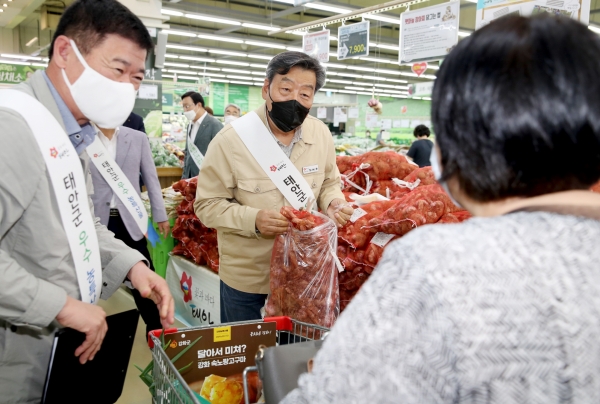 농협하나로마트 양재점에서 열린 ‘태안 햇마늘 대도시 직판행사’ 모습.