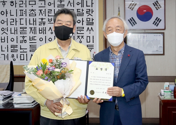 28일 태안군청 군수 집무실에서 열린 ‘나눔 실천 유공 우수기관 표창’ 모습.