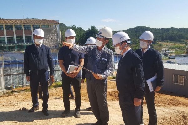 대전추모공원 자연장지 확충공사 현장을 점검하고 있는 설동승 이사장과 직원들
