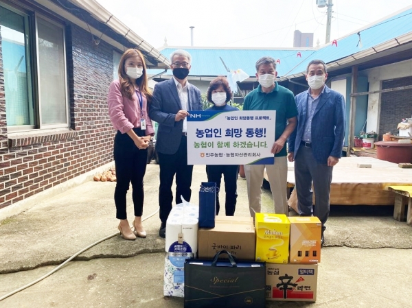 이웅원 농협자산관리회사 대전충남지사 지사장 과 조승형 인주농협 조합장은 농업인신용회복 희망프로젝트로 농업인 응원에 나섰다