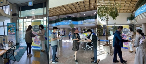 도로명주소 홍보 리플릿과 홍보물품을 나눠주고 있다.