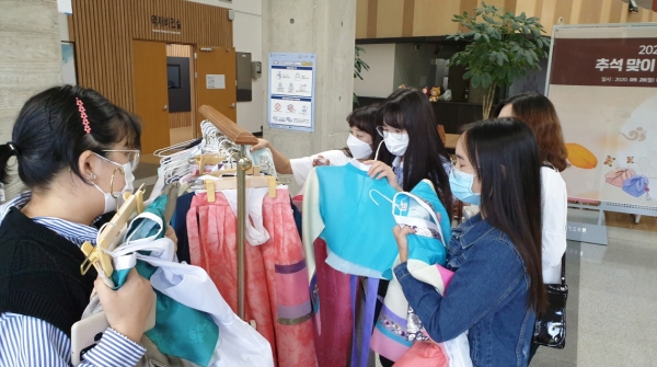 28일 한밭대 국제교류관에서 유학생들이 본인한테 어울리는 한복을 고르고 있다.