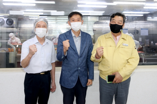 지난 9일 가세로 군수가 태안읍 상옥리에 소재한 유기농김치 생산업제인  “담채원”을 방문하여 관계자들을 격려하고 있다