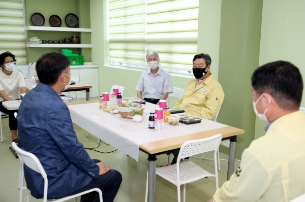 지난 9일 가세로 군수가 태안읍 상옥리에 소재한 유기농김치 생산업제인  “담채원”을 방문하여 관계자들을 격려하고 있다