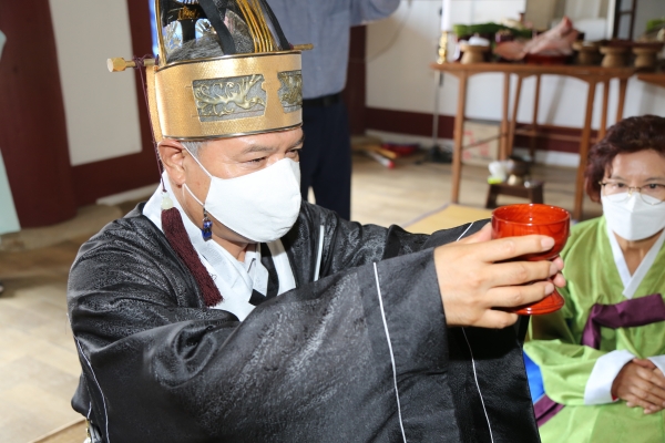 금산향교 추계석전대제에 참여하는 문정우 금산군수