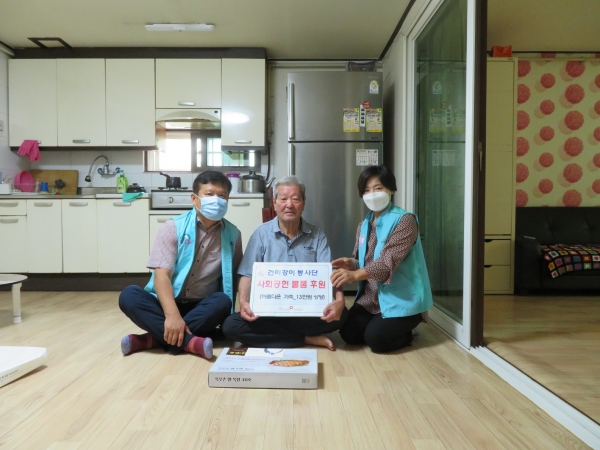 건강보험공단 아산지사 직원들이 온양3동 취약계층 가정을 방문해 후원물품 전달