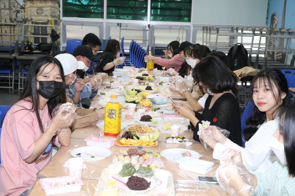 한국어 연수생 송편 빚어보는 문화체험 행사